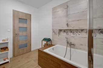 Na predaj exkluzívny rodinný dom s bazénom, Máriakálnok - 10