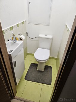 Predám slnečný priestranný 3-izbový byt v Novej Bani (74 m²) - 10