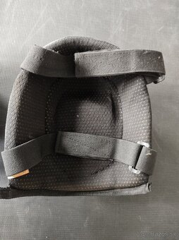 {53}  Chrániče kolien - 10