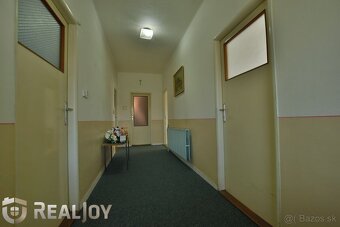 Ponúkame na predaj rodinný dom s garážou a veľkým pozemkom v - 10
