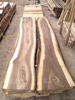 Predám vysušené orechové fošne - 8 cm hrubé - 10