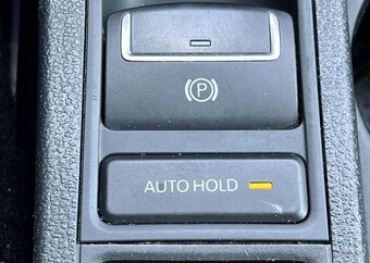 Volkswagen Tiguan 1.4TSi 90kw KLIMA TAŽNÉ ALU benzín manuál - 10