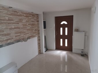 Rodinný dom s veľkým pozemkom, krásnou záhradou a jazierkom - 10