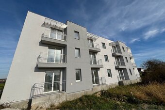 1 IZBOVÝ BYT S BALKÓNOM NOVOSTAVBA DLHÁ N/VÁHOM ŠAĽA - 10