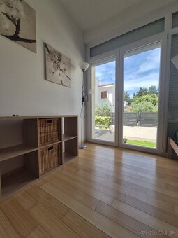 Chorvátsko, apartmán s garážou, terasou 50 metrov od mora. - 10