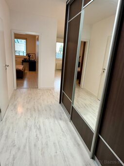 Na predaj priestranný 2 izbový byt v Ružinove s parkovaním - 10