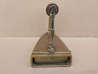 Stará zachovalá mosazna žehlička č.7 (vzadu značeni 7) - 10