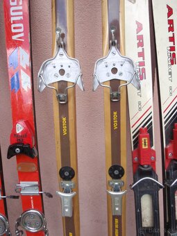Lyžařská výbava - 9 párů lyží, hůlky, boty - 10