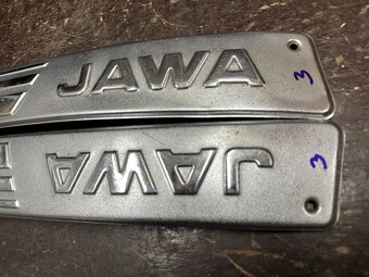 Predám bočné lišty nádrže s nápisom JAWA 350/634 - 10