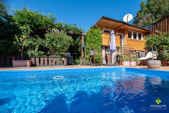 Štýlový a priestranný rodinný dom v slepej ulici s bazénom - 10