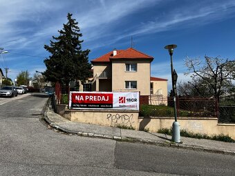 VIACGENERAČNÝ RD V DÚBRAVKE S VÝHĽADOM NA ZAUJÍMAVOM POZEMKU - 10