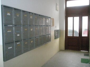 1izb. LAZARETSKÁ UL.(centrum) za 600 €/mes.vrátane energií - 10