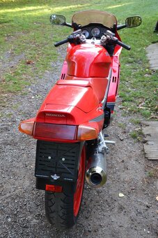 Honda VFR 750 RC36 - 10