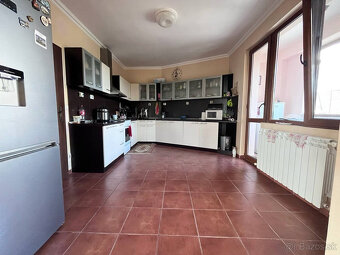 EXKLUZÍVNE Veľký trojposchodový dom s nádherným panoramati - 10