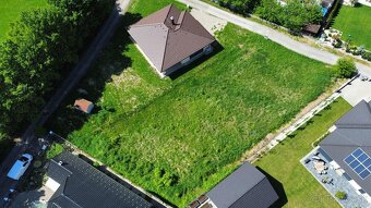 Rovinatý pozemok v Púchove - časť Horné Kočkovce 931m2 - 10