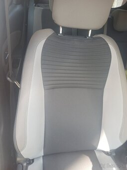Toyota Yaris hybrid - 10