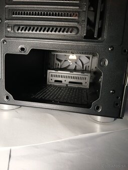 Predám PC skrinka Montech X3 MESH Black - 10