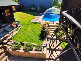 Na predaj drevenica s pozemkom - 1194 m² a bazénom v obci Mi - 10