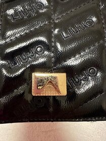 Čierna lakovaná kabelka s nápismi zn. LIU JO originál - 10