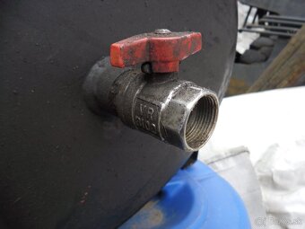 Predám hydraulickú nádrž - 10
