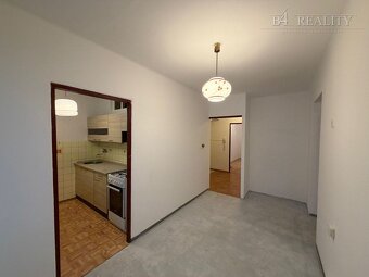 3 izbový tehlový byt, 72 m2 + presklená lodžia a balkón, vla - 10