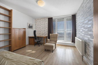 Priestranný mezonet v tichej lokalite s krbom - 10