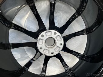 LAMBORGHINI URUS 23" Black, nové, originál  - 10