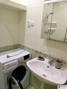 ŠTÚROVA: VOĽNÝ 2-izb. ZARIADENÝ byt, balkón, 48 m2, 1.posch. - 10