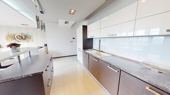 Na predaj veľkometrážny 3-izbový byt s nádherným výhľadom v - 10