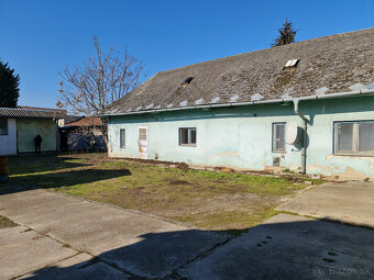 Rožný pozemok 1006 m2 s veľkým, starším RD, sklad, garáž, vh - 10