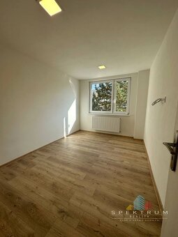SPEKTRUM REALITY- Na PREDAJ 3 -izbový byt, 64m2 s loggiou, H - 10