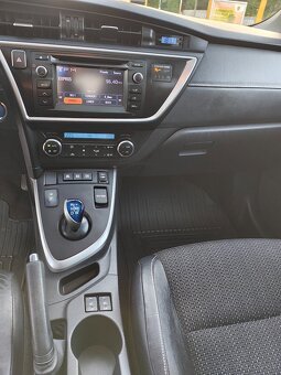Toyota Auris hybrid - 10