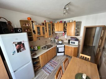 Predám veľký 3izbový byt s loggiou a pivnicou - 10