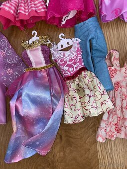 Skrina s rozmermi 26x8x33 cm s doplnkami pre barbie - 10