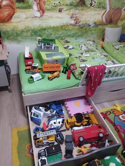 Rôzne autá, stanice - 10