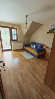 Rodinný dom s veľkou záhradou, terasou a galériou - 10