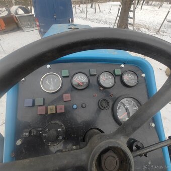 Traktor tovární MF 4x4 - 10