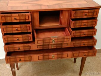 ZREŠTAUROVANÉ STAROŽITNOSTI - 10