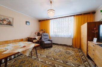 Priestranný rodinný dom s veľkým slnečným pozemkom v obci Ni - 10