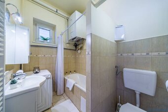 NA PREDAJ veľký 1 izbový byt s impozantnými výhľadmi na hrad - 10