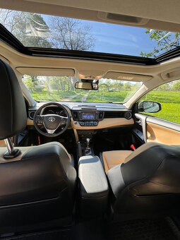 Predám Toyotu RAV4 Hybrid 2,5 benzín - 10
