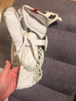 Brankarske hokejove rukavice,kolenacky,suspenzor,prilba - 10