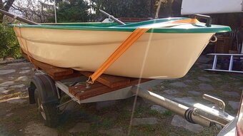 rybársky čln a prívesný vozík so ŠPZ a STK - 10