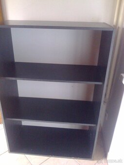 Skrinky , dvere z masívu TV Philips, lampy, regál, stoličky. - 10
