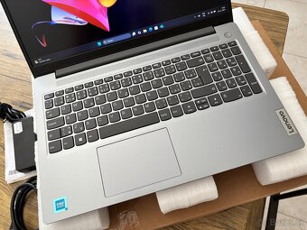 15.6"/Lenovo/8GB RAM DDR5/NvMe SSD 128GB/Intel HD 2GB/- - 10