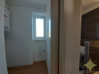 Na predaj ZREKONŠTRUOVANÝ 2-izbový byt s dvorom a GARÁŽOU v - 10