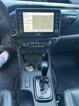 TOYOTA HILUX - 10