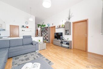 Priestranný byt s pozemkom a 2 park. miestami - 10