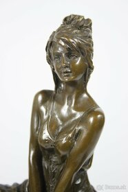 Bronzová socha mladej dámy na barovej stoličke, 29cm - 10