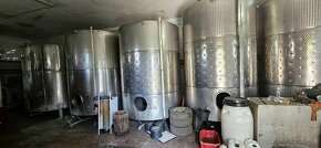 Budova na výrobu a skladovanie vína vo vinohradníckej oblast - 10